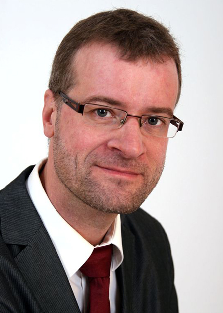 Portraitfoto von Pfarrer Dr. Lukas Ohly