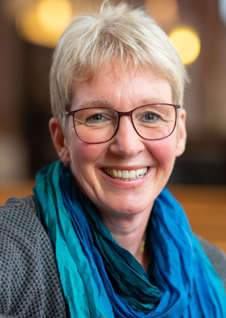 Portraitfoto von Pfarrerin Heike Käppeler
