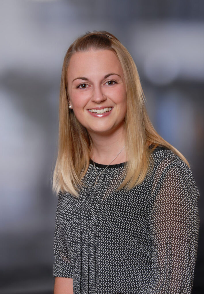 Portraitfoto von Pfarrerin Lena Elsässer